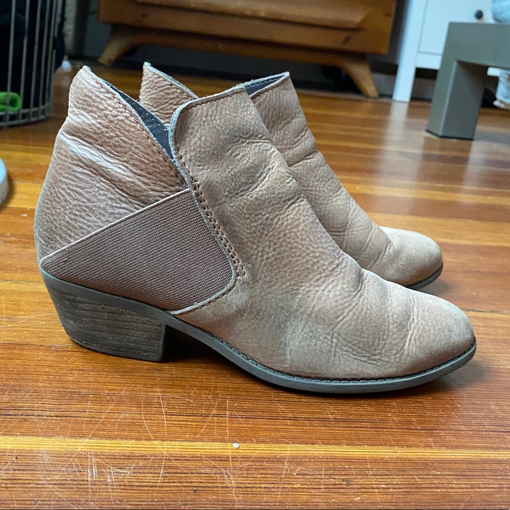 Me Too comfortable tan leather booties 7.5